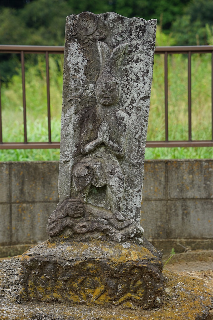 旧自在院跡石造青面金剛像（牛久市東猯穴町・東猯穴町公会堂）茨城県の