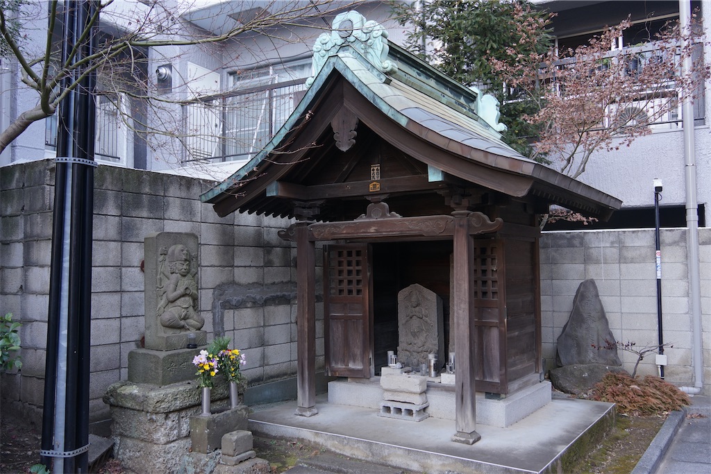 東京都23区の庚申塔 #216（世田谷区三軒茶屋2丁目・庚申堂） - 石仏