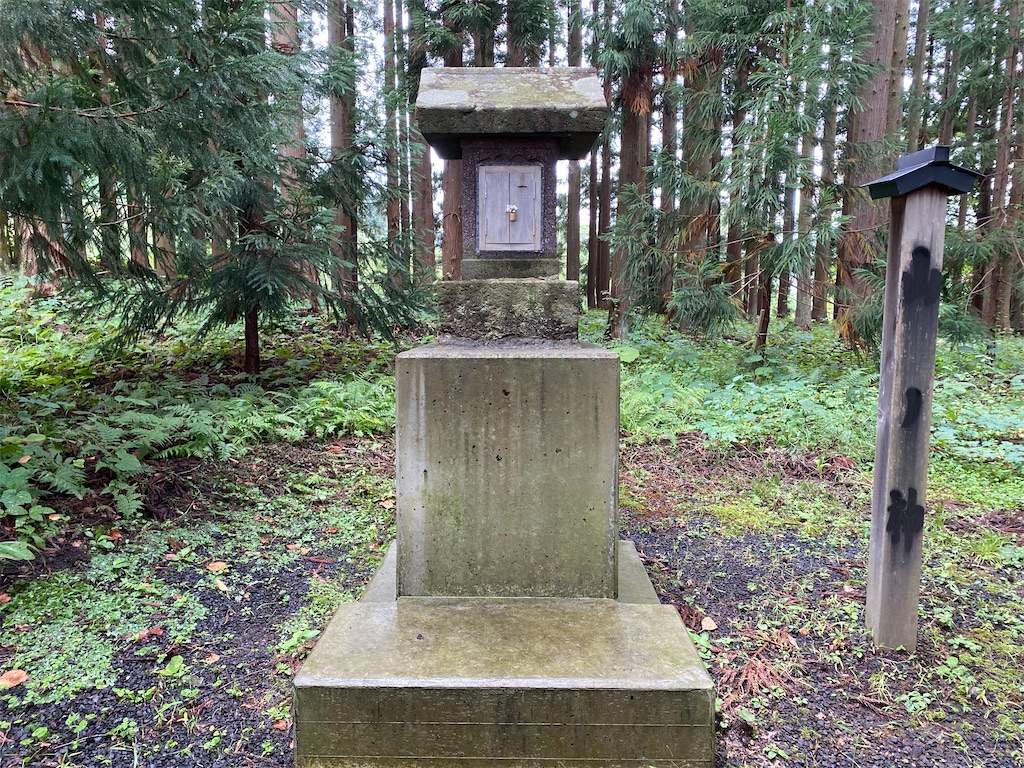水木在家大山祇神社の山神石祠と二十三夜塔（弘前市水木在家字桜井