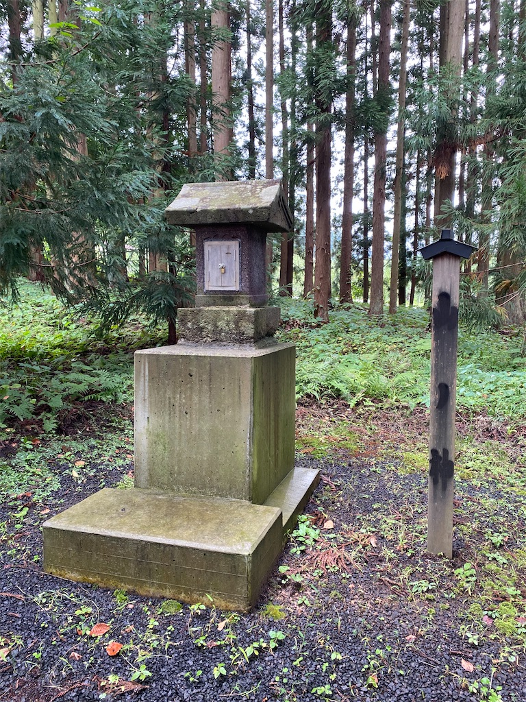 水木在家大山祇神社の山神石祠と二十三夜塔（弘前市水木在家字桜井
