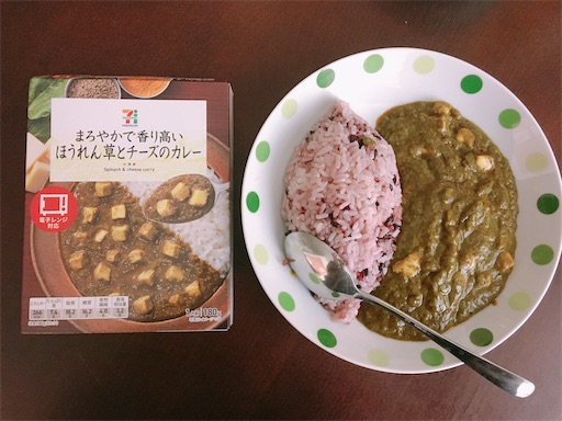 セブンプレミアム ほうれん草とチーズのカレー セブンならいつでも買えるのがよいです チーズ好きなら 300日カレー なかじまカレーによるカレー ブログ