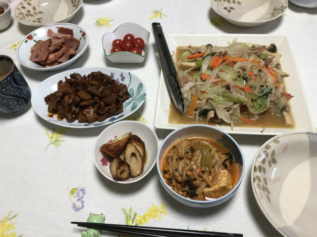 家飯 肉入り野菜炒め 赤から鍋３ 竹輪の甘辛 こてっちゃん 焼き豚 プチトマト プロトタイプ日記