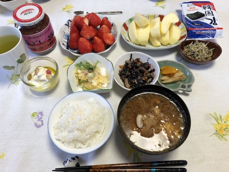 家飯 朝定食 野菜たっぷりのお味噌汁 ヒジキ煮 俺のポテサラ 壺漬け カリカリちりめん 韓国海苔 朝のフルーツのせギリシャヨーグルト 苺 林檎 プロトタイプ日記