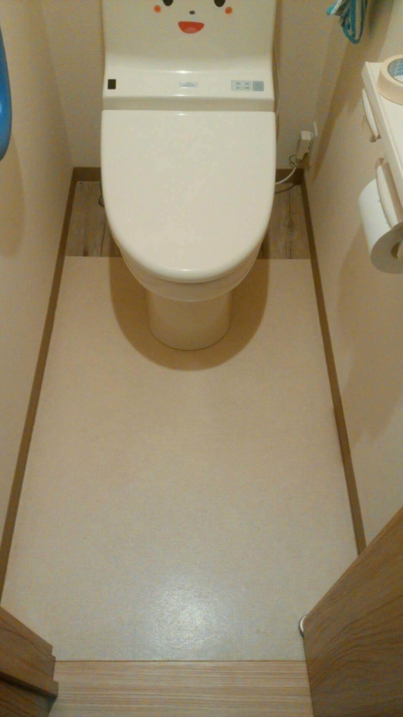 【DIY】トイレ床を好みの木目調に張替え 費用とやり方【床フロアシート】 広く浅くまるく
