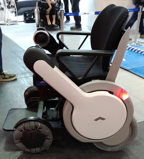 未来」を感じる、電動車椅子。 - 車椅子、ときどき杖。