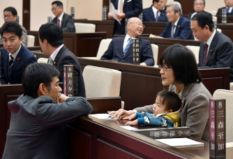 赤ちゃんを連れた熊本の女性市議