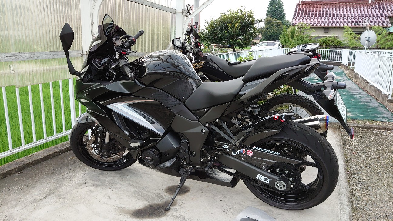 真夏の夜の盆栽 カーボンレ プ 盆栽バイクと化した忍千輩 バイクをいじめる外道の日常報告