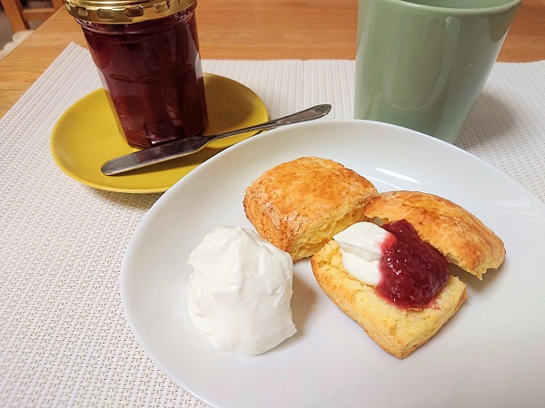 スコーン　ルバーブジャム