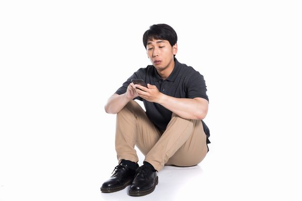 悩んでいる人