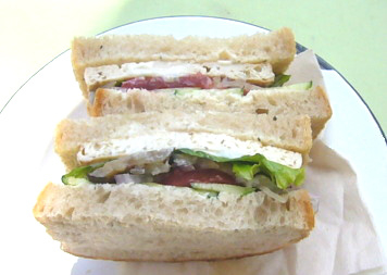 Cafe 8のトーフステーキサンドイッチ（アースデイにて）