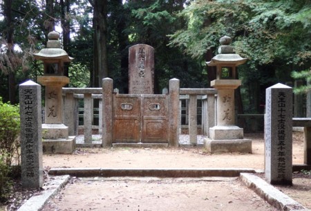 十七士の墓に参る 青空学園だより