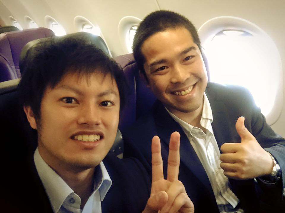 大長泰輔トレーナーと杉直樹、飛行機の中の写真