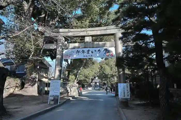 午の神様、味の森神社の鳥居です。1月7日になっても参拝者は多く、車がひっきりなしに通って行きました。