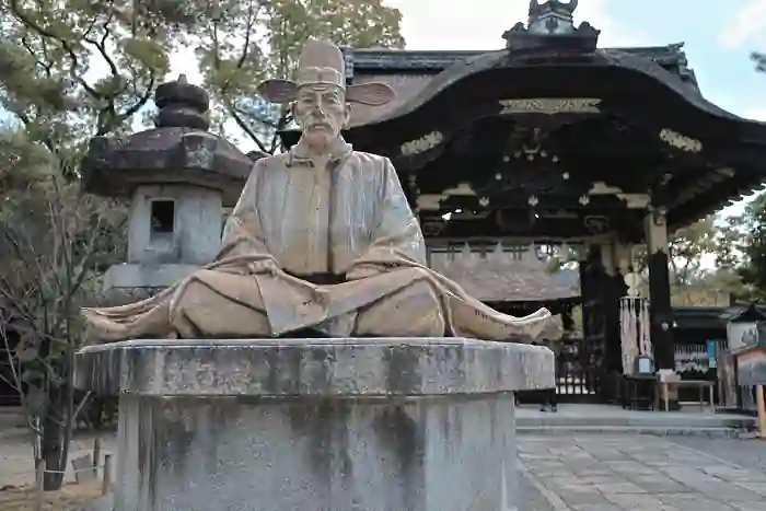 豊国神社にある豊臣秀志像です。晩年の姿ですが、神としての威厳を感じさせます。