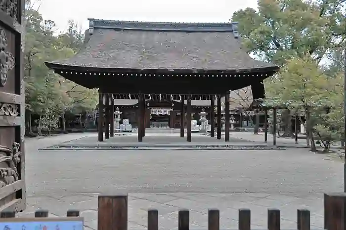 豊国神社の拝殿です。普通の神社では拝殿まて行って参拝しますが、ここは唐門から先に入れないようになっています。