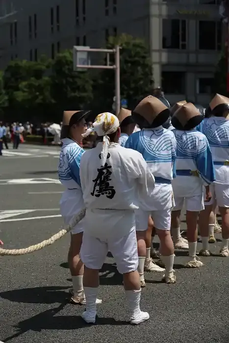 山鉾毎に法被は異なります。鷹山は鷹の一文字。なかなか格好良いです。
