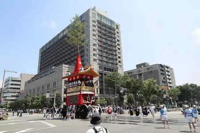 無事に辻回しを終え、河原町通に向けて出発直前の鷹山です。
