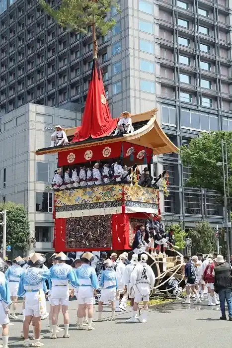 三回目の辻回しを行う直前の鷹山、曳き手は配置につき、車方が最後の準備に大忙しです。