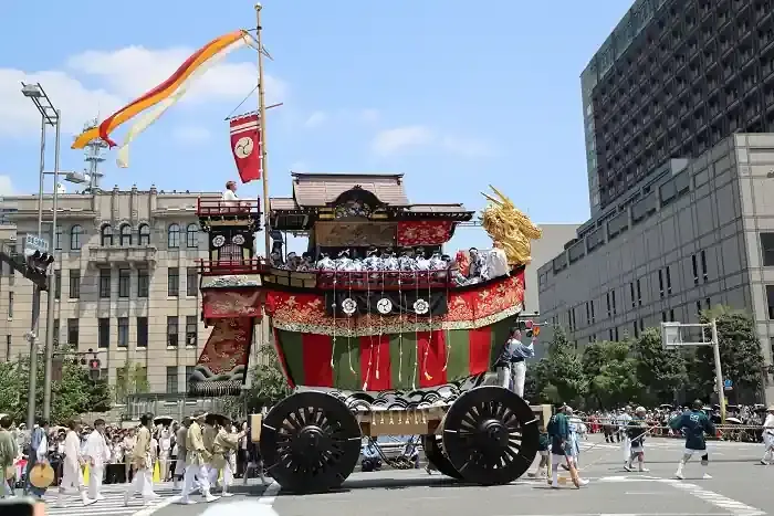 御池通を進む大船鉾。後祭山鉾巡行のしんがりです。