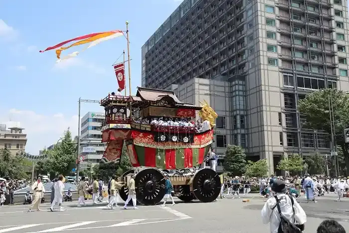 旗をなびかせて河原町御池の交差点に入っていく大船鉾。陸を船が進む不思議な光景です。