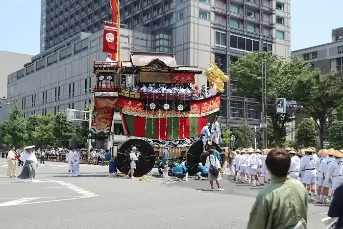 辻回しの準備中の大船鉾。曳き手が勢揃いし、車方が最後の作業をしています。