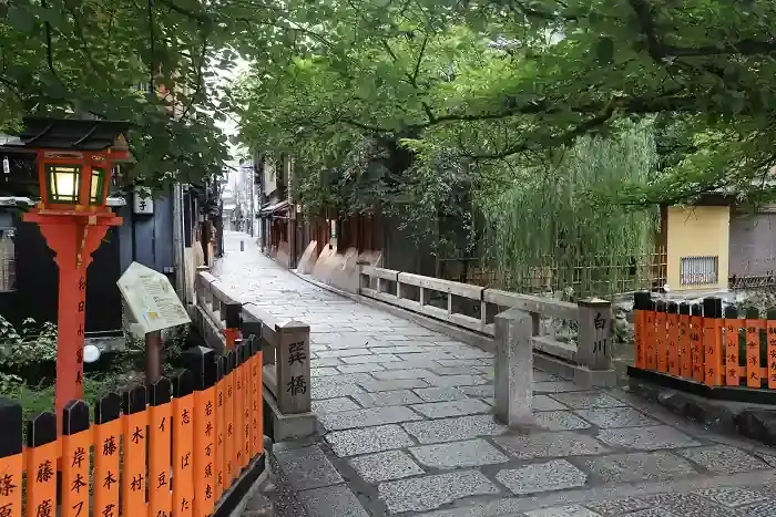夏の早朝の誰も居ない巽橋です。祗園白川を象徴する光景です。