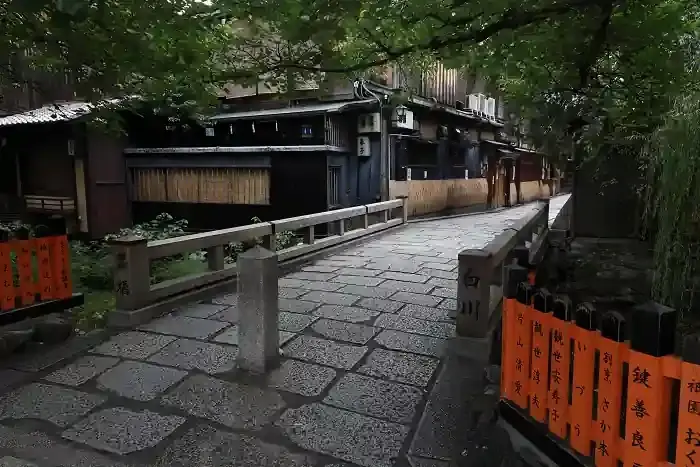 常に観光客で溢れているのが巽橋。ただ、早朝のひとときだけは誰も居ないこの橋本来の風情を感じることが出来ます。