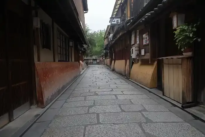 巽橋から続く道が切り通し。文字通り、密集していた茶屋を切り開いて出来た道です。