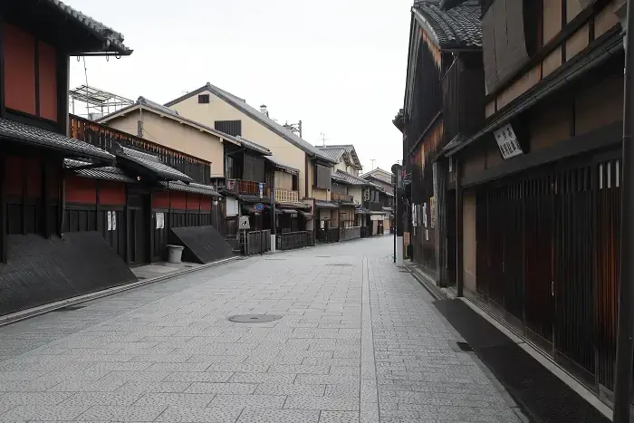 祇園甲部の中心を通る花見小路。三条通から建仁寺まで続きますが、一般には四条通以南を指すことが多い。