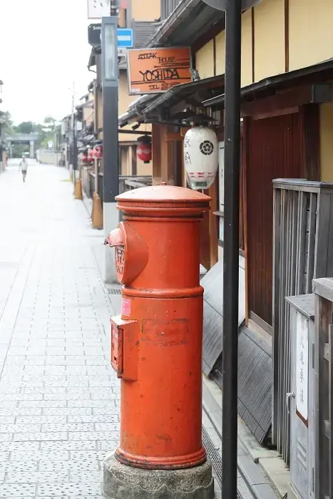 花見小路にある丸ポスト。境内電話を持てない舞妓さんにとっては、外部との連絡用に大切な存在です。