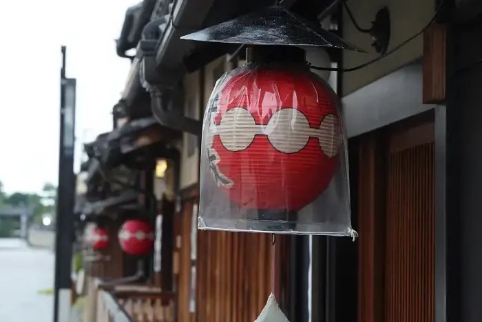 祇園の紋章は繋ぎ団子。かつて茶屋で振る舞われた団子に由来します。