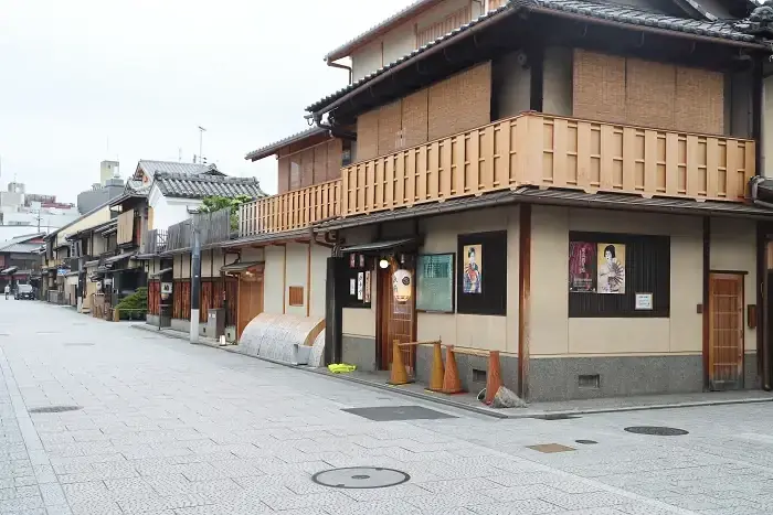 本わらび餅で人気の徳屋。元は見番があった建物でした。