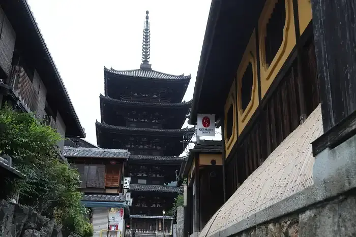 八坂庚申堂の隣にある黄色い壁の家はカフェになっていました。元は日本画家のアトリエだった家でした。