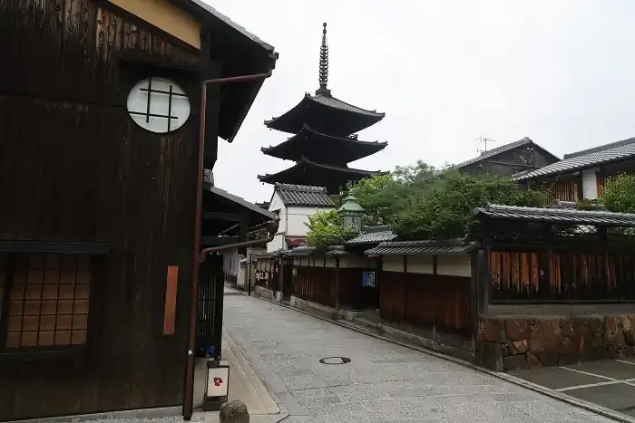 法観寺は聖徳太子によって建てられたという伝説を持つ寺。元は八坂寺という大きな寺でしたが、現在は八坂の塔と小さな御堂が残るのみです。