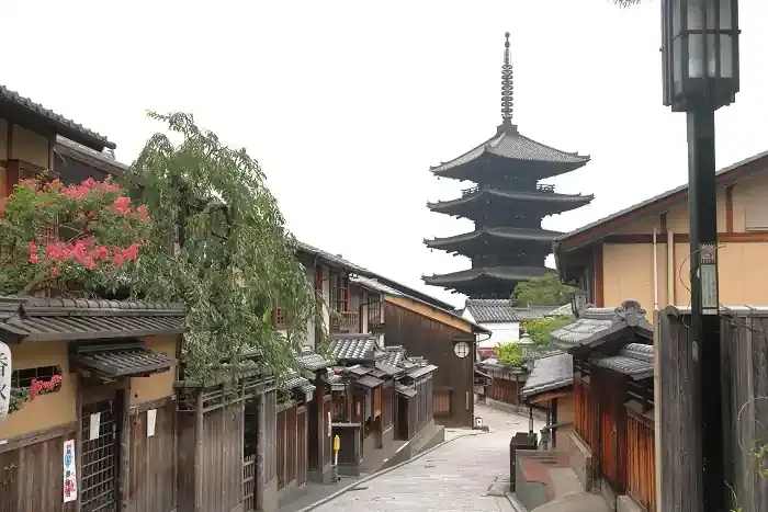 以前は百日紅の名所として知られていた場所。今は枝垂れ桜が繁ったため、百日紅と塔を絡めた写真は撮れなくなっています。