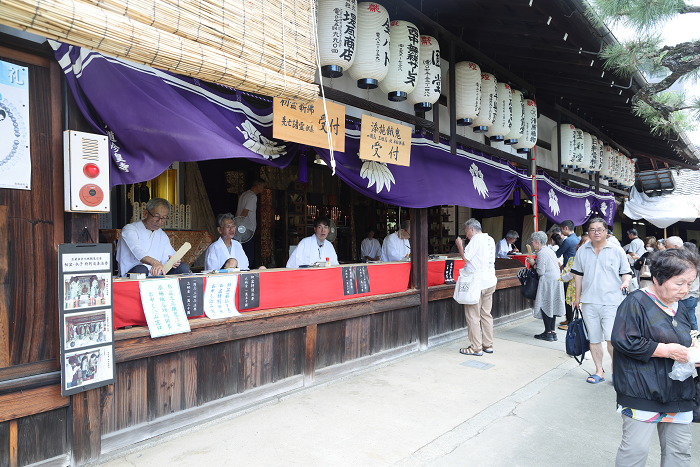 高野槙を買った後は水塔婆を買い求め、ご先祖の戒名又は俗名を書いて貰います。