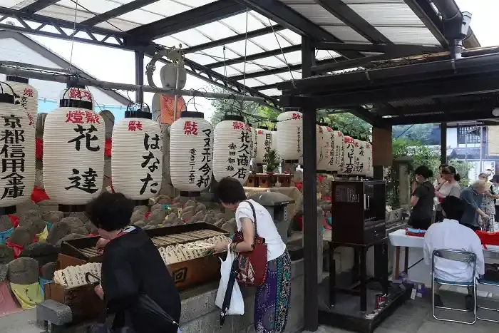 最後に地蔵堂へ行って、置いてある高野槙で水塔婆に水を掛ける水回向を行い、箱に収めて終了です。このとき、お精霊さんが最初に買った高野槙に乗り移るとされます。