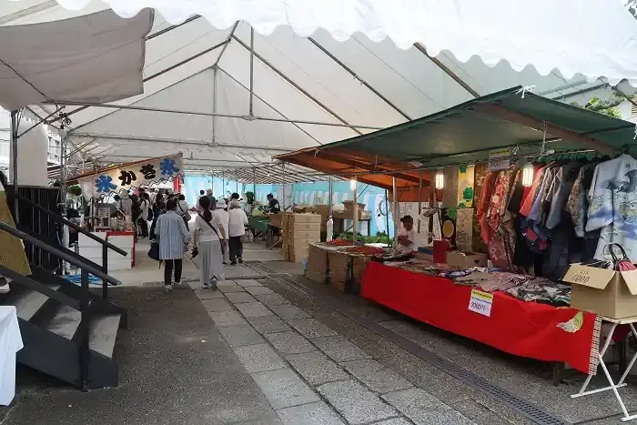 以前の六道参りは、松原通りに出店が沢山並ぶ賑やかな行事でした。しかし、現在は道に出店は無くなり、境内にわずかに残っているだけです。