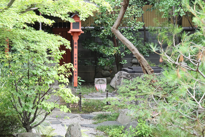 六道珍皇寺の創建には諸説があり、小野篁創建説もその一つ。篁はこの世とあの世の顕官を兼ねており、夜になるとあの世へ出かけていたとされます。その時通ったとされるのが冥土通いの井戸です。