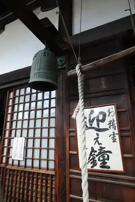 供養が終わるとこの迎え鐘を鳴らして終了。とてもシンプルですね。