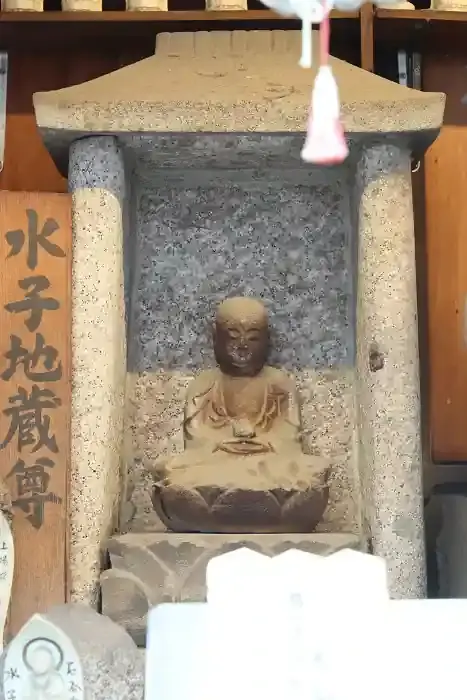 西福寺の起源は弘法大師が荒涼とした風葬の地に地蔵堂を建てたことにあるとされます。後に檀林皇后が我が子の病気平癒を願ったところ見事に叶い、後に仁明天皇となったことから子育て地蔵として崇敬されています。