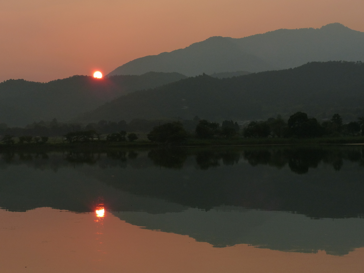 嵯峨 広沢池 夕景の美しさが二倍になる場所 光つかまえて 雫と海と季節のフォトブログ