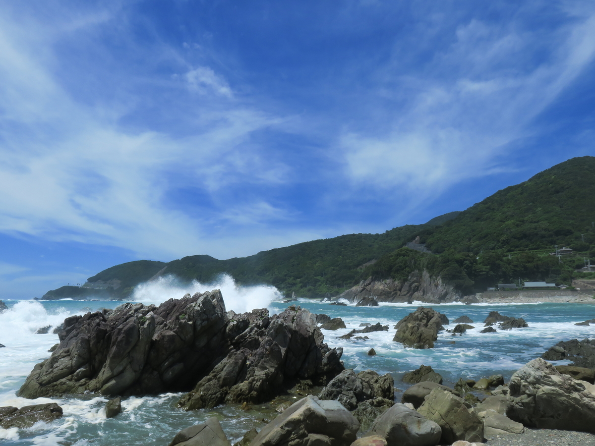 すさみより 穏やかな海と荒れた海 光つかまえて 雫と海と季節のフォトブログ すさみより 穏やかな海と荒れた海 光つかまえて 雫と海と季節のフォトブログ