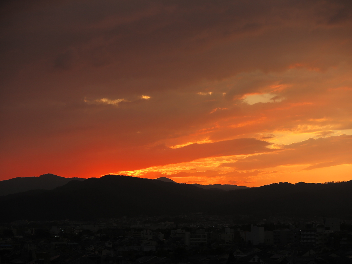 京の晩夏の夕暮れ 光つかまえて 雫と海と季節のフォトブログ