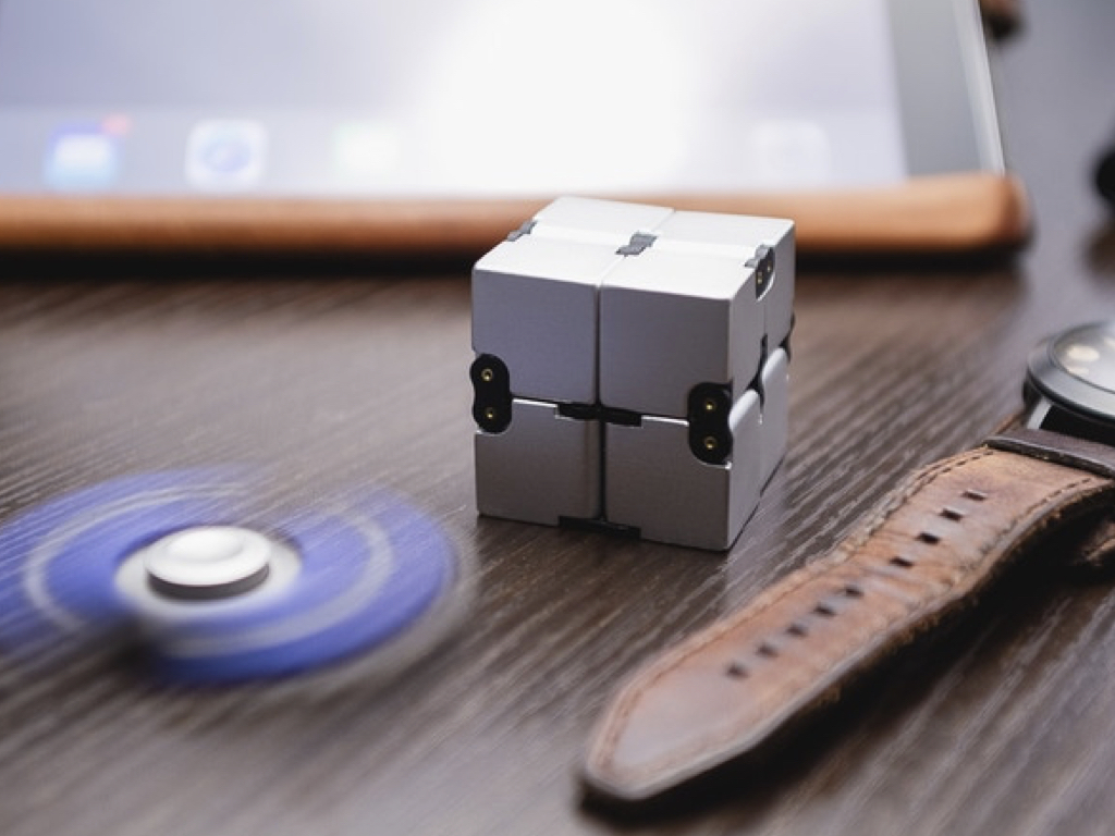 流行のフィジェットトイの種類をまとめつつ、次に流行るおすすめ