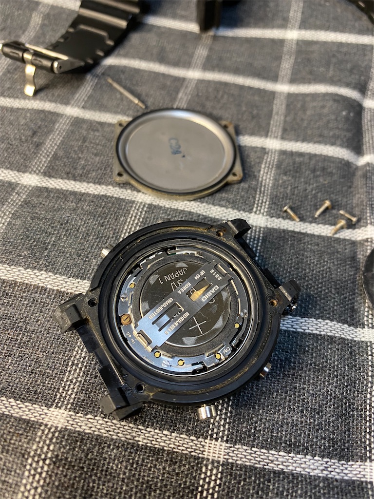 G-SHOCK DW-5300 の電池交換。 - カメラ屋元公式中の人 アオキの