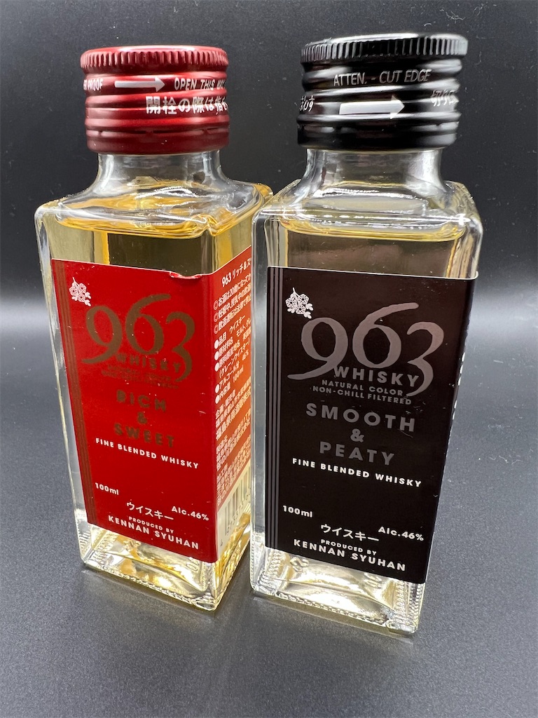 963ウイスキーのミニボトルを撮影。 - カメラ屋元公式中の人 アオキの