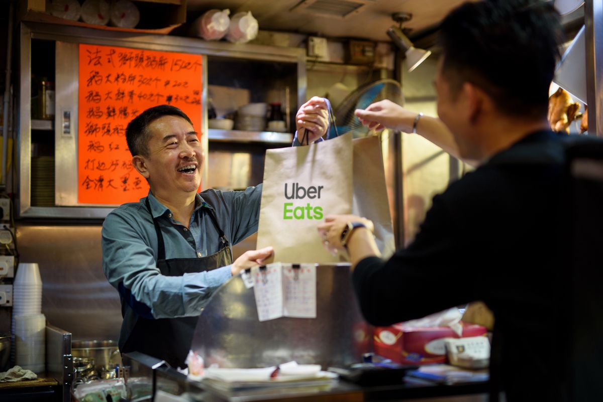 レストランで料理を受け取る配達パートナー