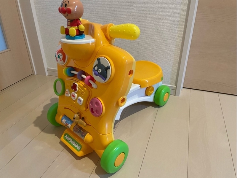 口コミ】アンパンマン乗って押してへんしんウォーカーで遊んで感じた い出のひと時に、とびきりのおしゃれを! おまけ付き アンパンマン へんしんウォーカー 難あり 知育玩具