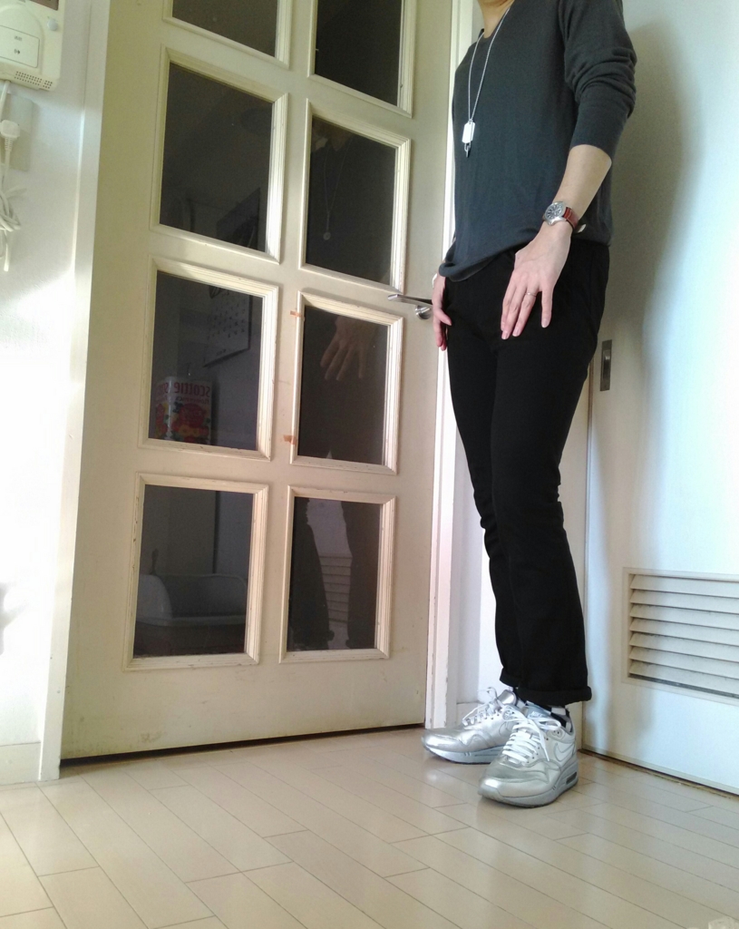 シルバースニーカーのコーデ ちょっとだけ洋服に詳しくなるブログ